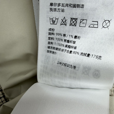 🔥🔥MONCLE*新款细格纹短款立领羽绒服 90白鹅绒填充 奶白底色搭配深棕细格纹,复古学院感拉满。立领设计防风保暖,领 🔥🔥MONCLE*新款细格纹短款立领羽绒服 90白鹅绒填充 奶白底色搭配深棕细格纹,复古学院感拉满。立领设计防风保暖,领