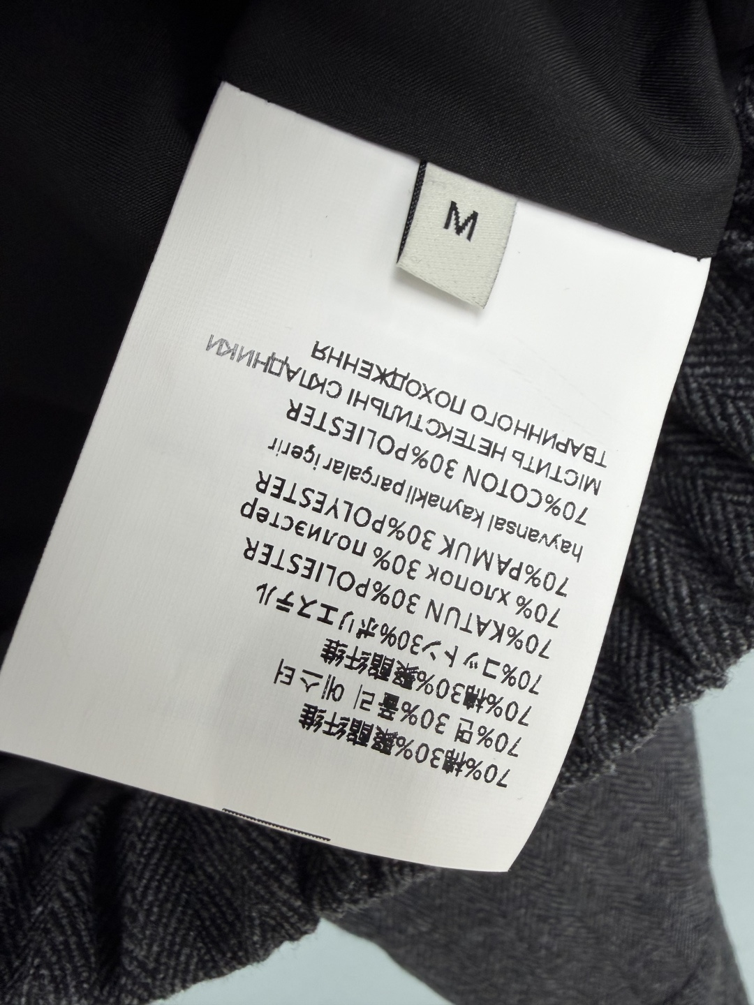 🔥🔥MIU*新款人字纹毛呢短款翻领夹克外套经典人字纹毛呢混纺，肌理感清晰，质感厚重却不压身，秋冬保暖性在线。短款翻领拉链