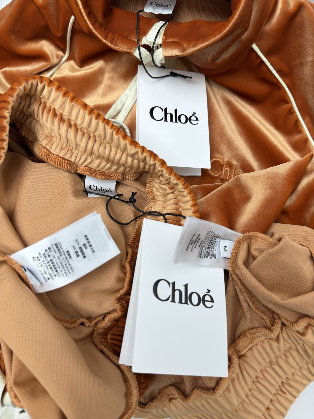 🔥🔥Chlo*e新款焦糖色丝绒休闲运动套装  软糯丝绒面料，柔和哑光光泽，垂坠顺滑、亲肤保暖。复古焦糖暖色调，氛围感十足