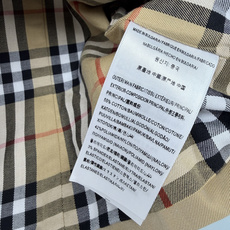 🔥🔥BUR*新款短款双排扣风衣外套,选用挺括透气的棉质嘎巴甸,版型利落不容易软塌。短款落肩剪裁,大翻领+双排扣设计,保留 🔥🔥BUR*新款短款双排扣风衣外套,选用挺括透气的棉质嘎巴甸,版型利落不容易软塌。短款落肩剪裁,大翻领+双排扣设计,保留