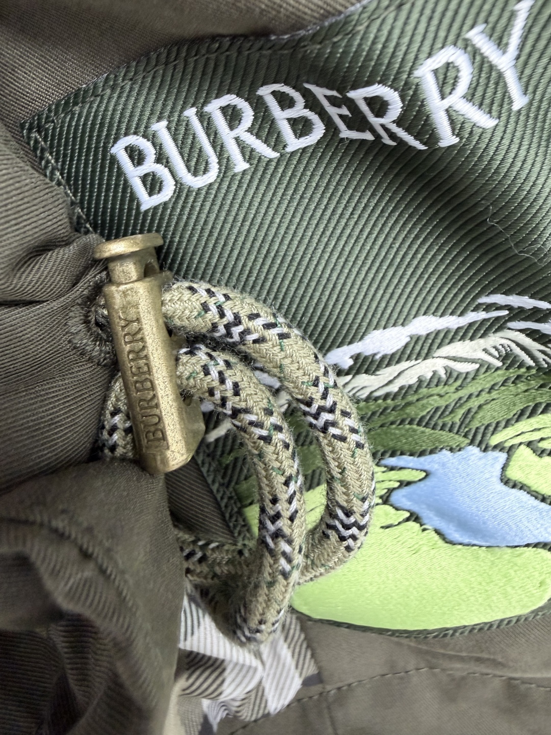 🔥🔥BUR*新款经典格纹内里短款翻领夹克外套 选用挺括棉质斜纹布，垂坠有型不易软塌，自带哑光高级质感。短款翻领拉链版型，