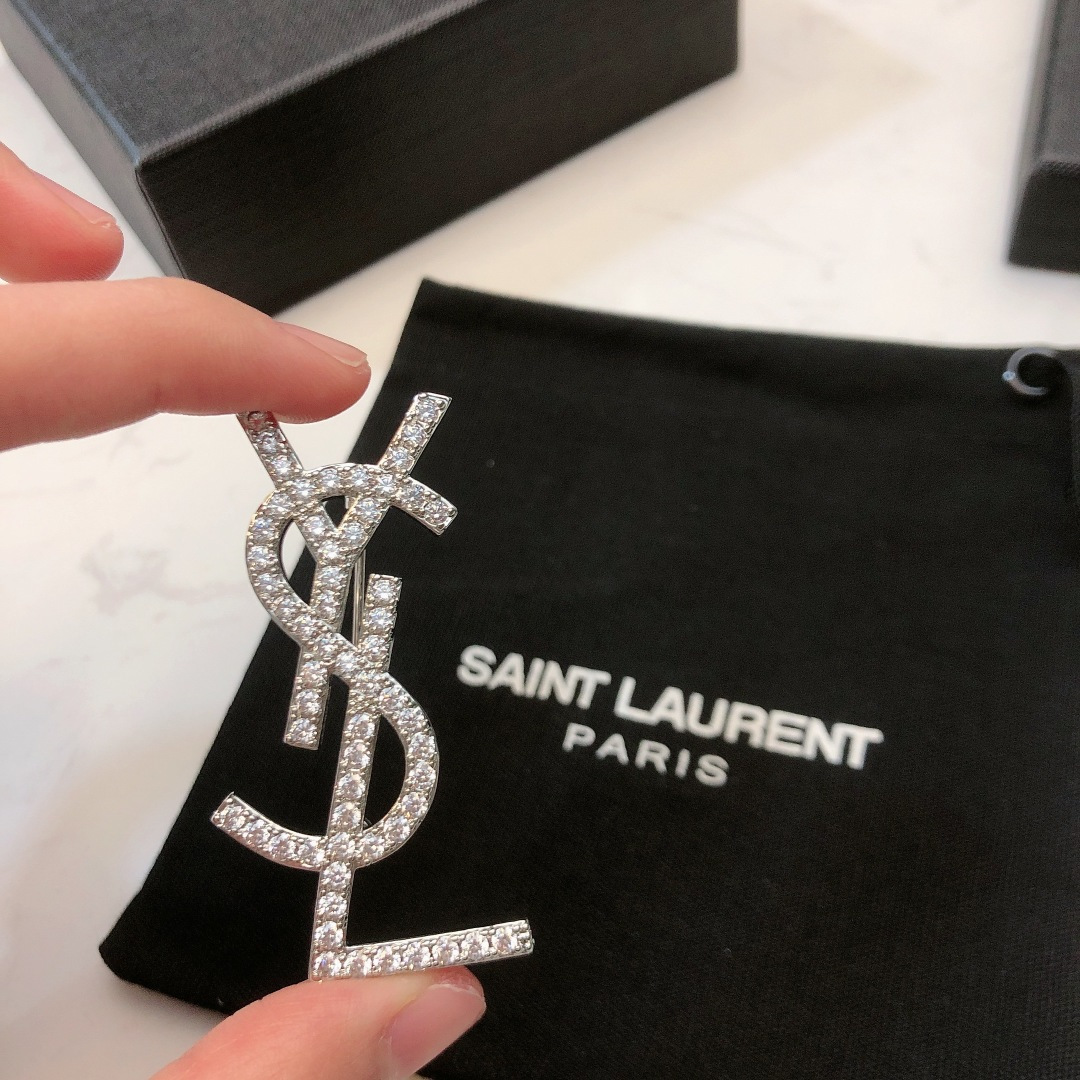 SAINT LAURENT PARIS 圣罗兰专柜新款YSL胸针独家官网施华洛世奇水晶 ➕黄铜材质 ．