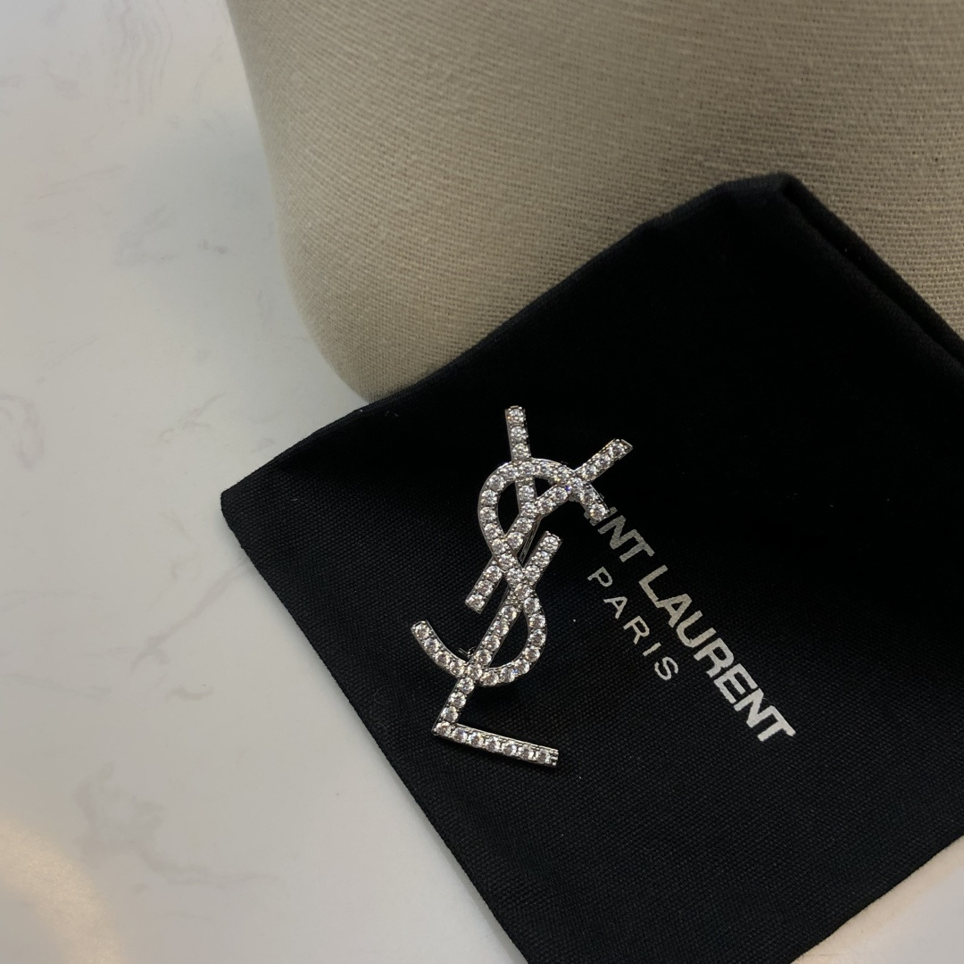 SAINT LAURENT PARIS 圣罗兰专柜新款YSL胸针独家官网施华洛世奇水晶 ➕黄铜材质 ．