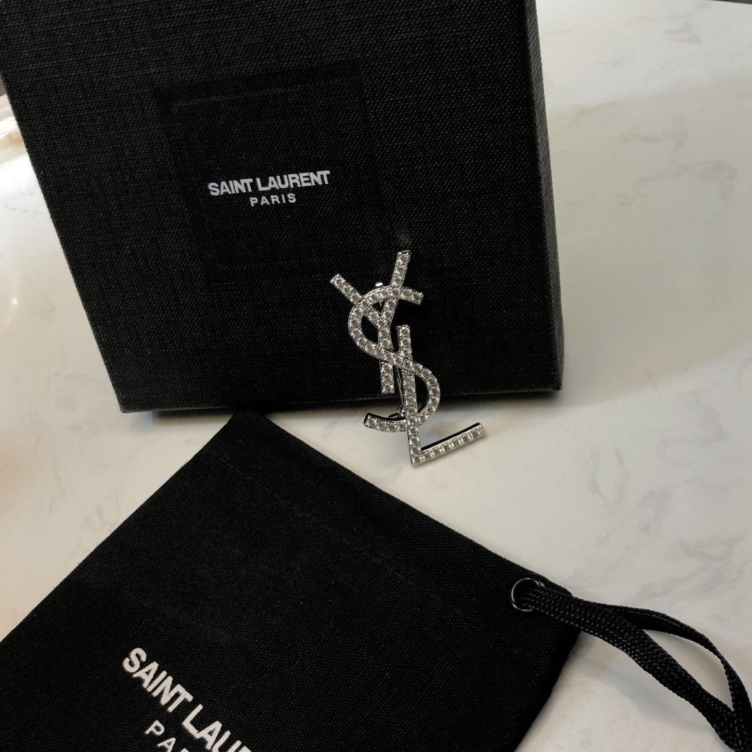 SAINT LAURENT PARIS 圣罗兰专柜新款YSL胸针独家官网施华洛世奇水晶 ➕黄铜材质 ．