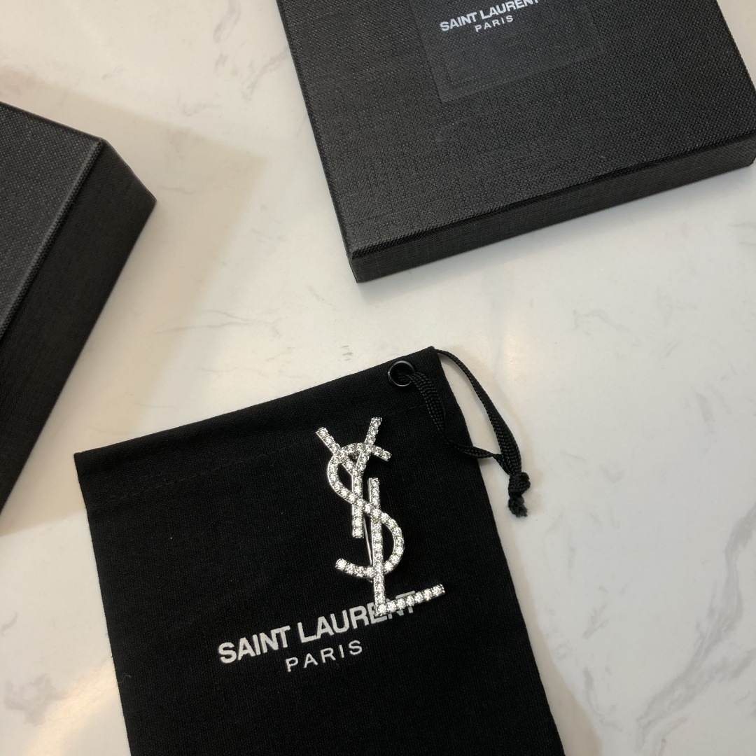 SAINT LAURENT PARIS 圣罗兰专柜新款YSL胸针独家官网施华洛世奇水晶 ➕黄铜材质 ．