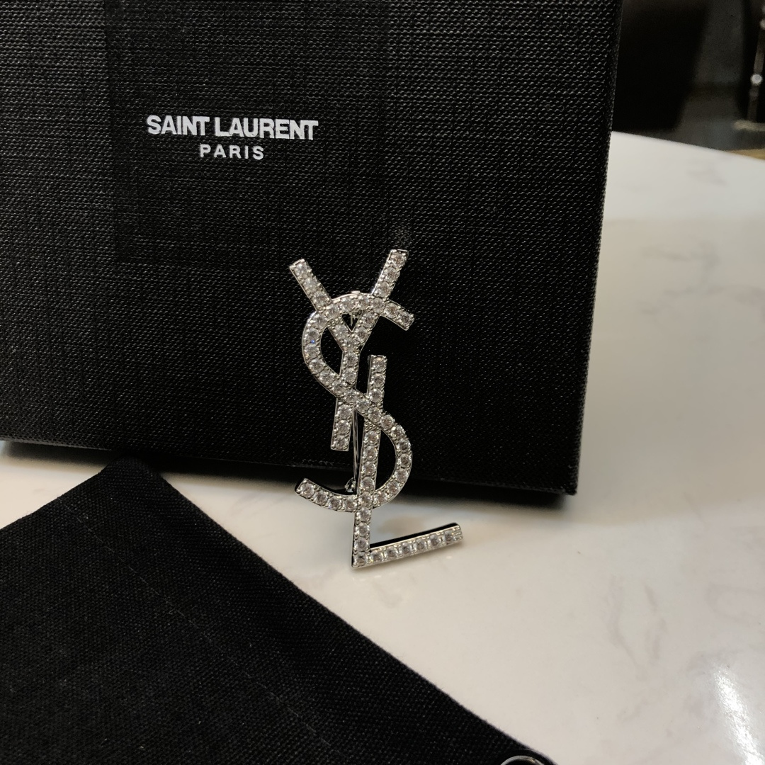 SAINT LAURENT PARIS 圣罗兰专柜新款YSL胸针独家官网施华洛世奇水晶 ➕黄铜材质 ．