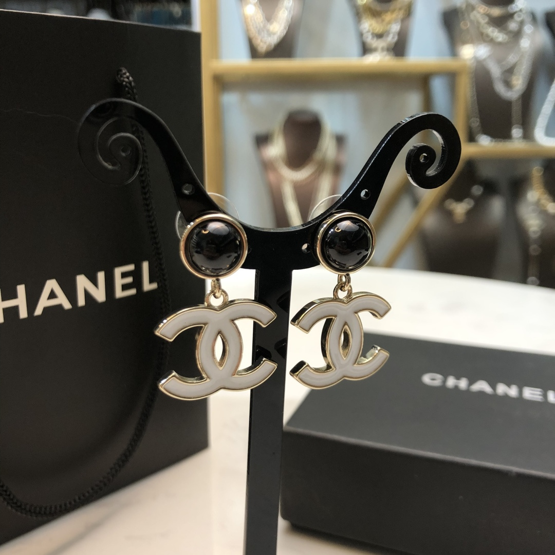 新款💓Chanel 22A手工坊,被这对珍珠珐琅耳钉美晕 黑金珐琅搭配珍珠元素的耳钉 不得不说香奈儿太会了 最懂女人心 实物图没有任何滤镜和打光 真实就是这么美 很高级 当然比普通款还是有些重量 但完全可以hold住 没重量肯定就没这么好的质感了 可以搭配出很多不同的风格 这对可以冲