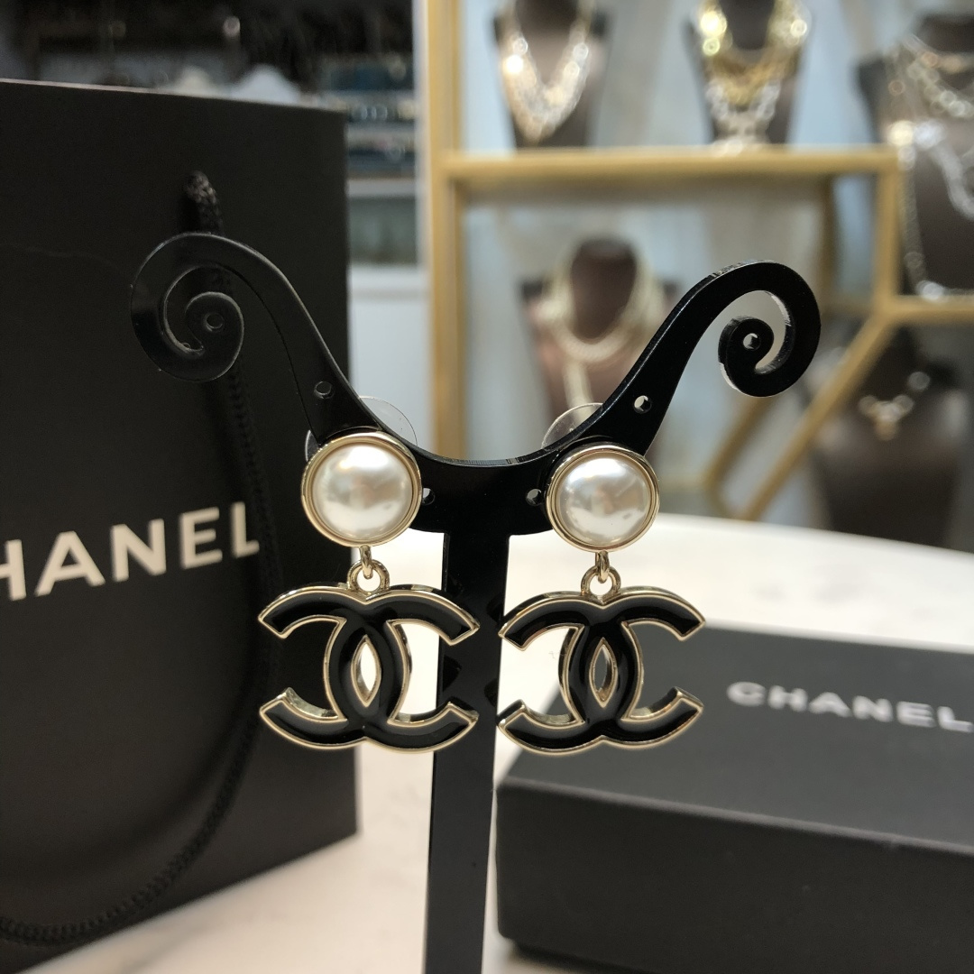 新款💓Chanel 22A手工坊,被这对珍珠珐琅耳钉美晕 黑金珐琅搭配珍珠元素的耳钉 不得不说香奈儿太会了 最懂女人心 实物图没有任何滤镜和打光 真实就是这么美 很高级 当然比普通款还是有些重量 但完全可以hold住 没重量肯定就没这么好的质感了 可以搭配出很多不同的风格 这对可以冲