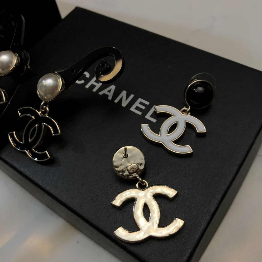 新款💓Chanel 22A手工坊,被这对珍珠珐琅耳钉美晕 黑金珐琅搭配珍珠元素的耳钉 不得不说香奈儿太会了 最懂女人心 实物图没有任何滤镜和打光 真实就是这么美 很高级 当然比普通款还是有些重量 但完全可以hold住 没重量肯定就没这么好的质感了 可以搭配出很多不同的风格 这对可以冲