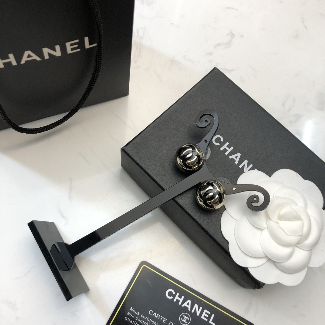Chanel Chanel 25C早春新款耳钉半圆金球