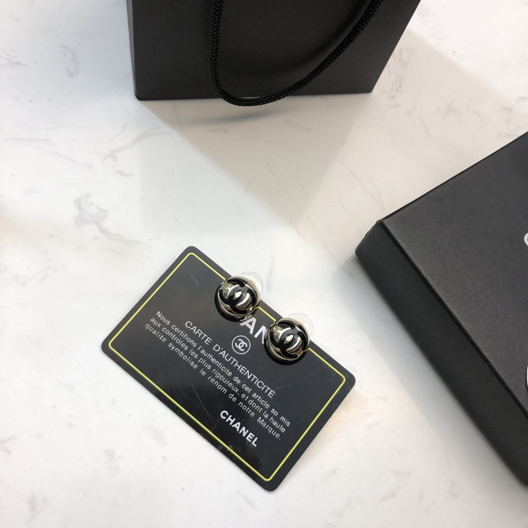 Chanel Chanel 25C早春新款耳钉半圆金球