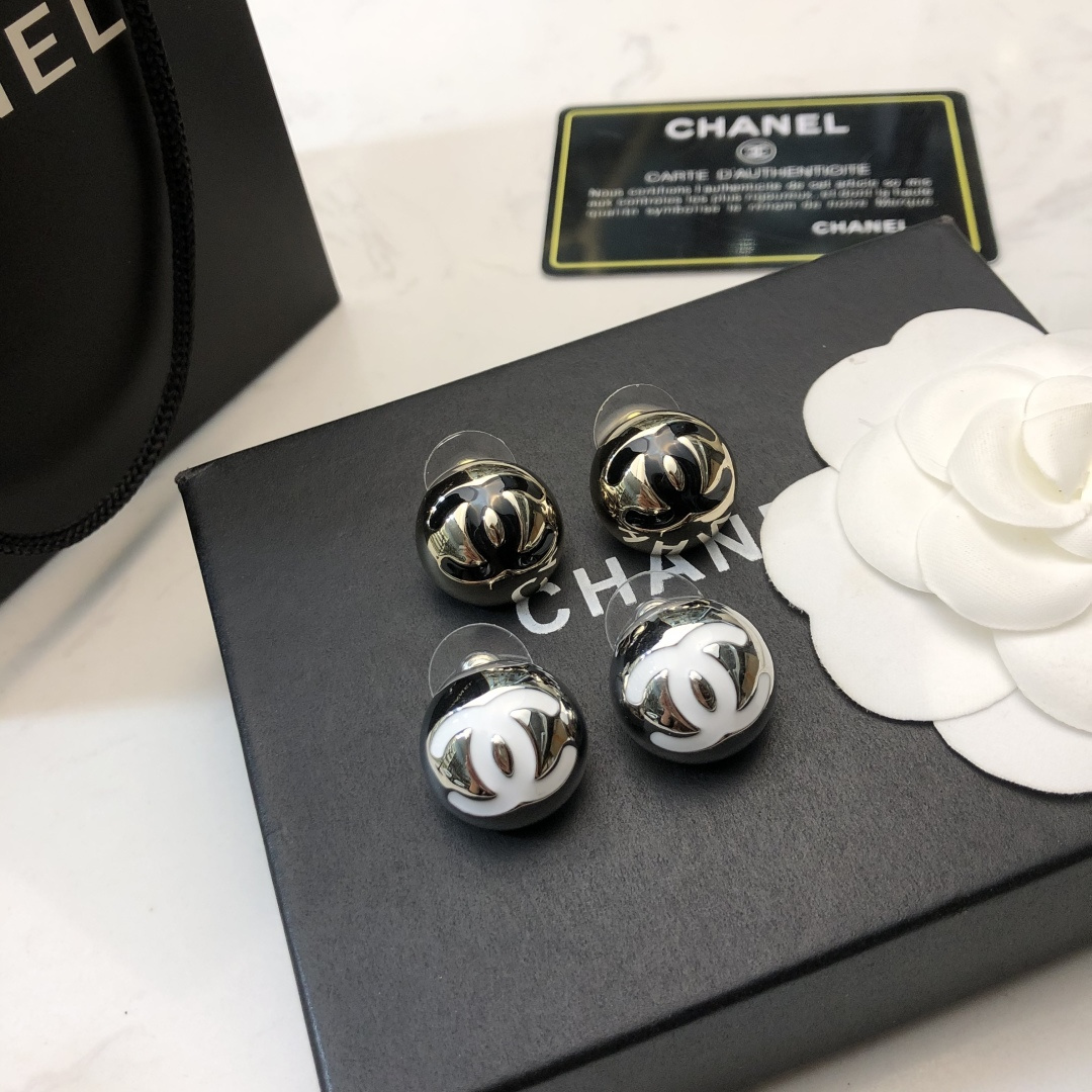 Chanel Chanel 25C早春新款耳钉半圆金球