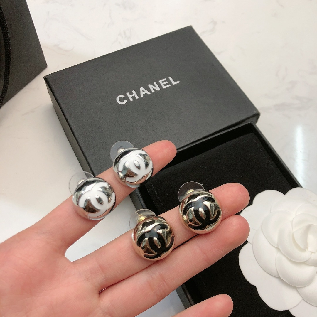 Chanel Chanel 25C早春新款耳钉半圆金球