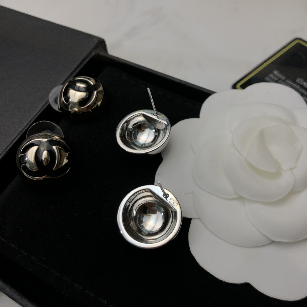 Chanel Chanel 25C早春新款耳钉半圆金球