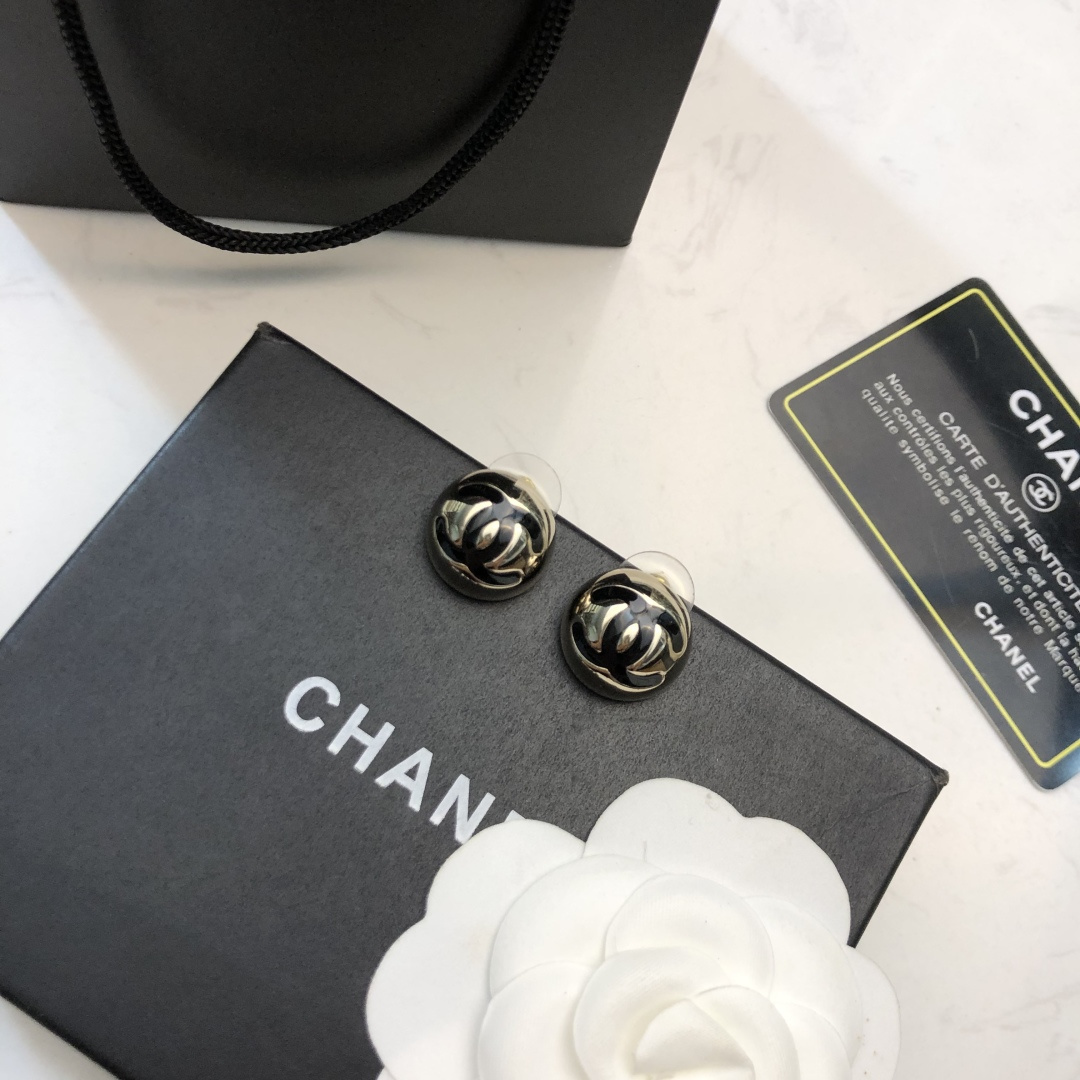 Chanel Chanel 25C早春新款耳钉半圆金球