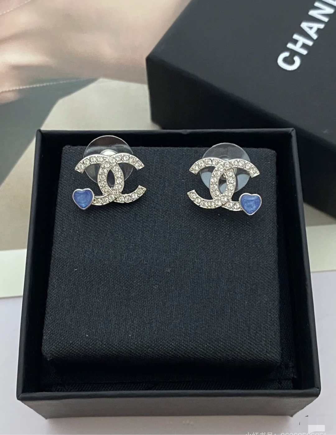Chanel 有被这个耳钉闪到 香奈儿蓝色小爱心耳钉