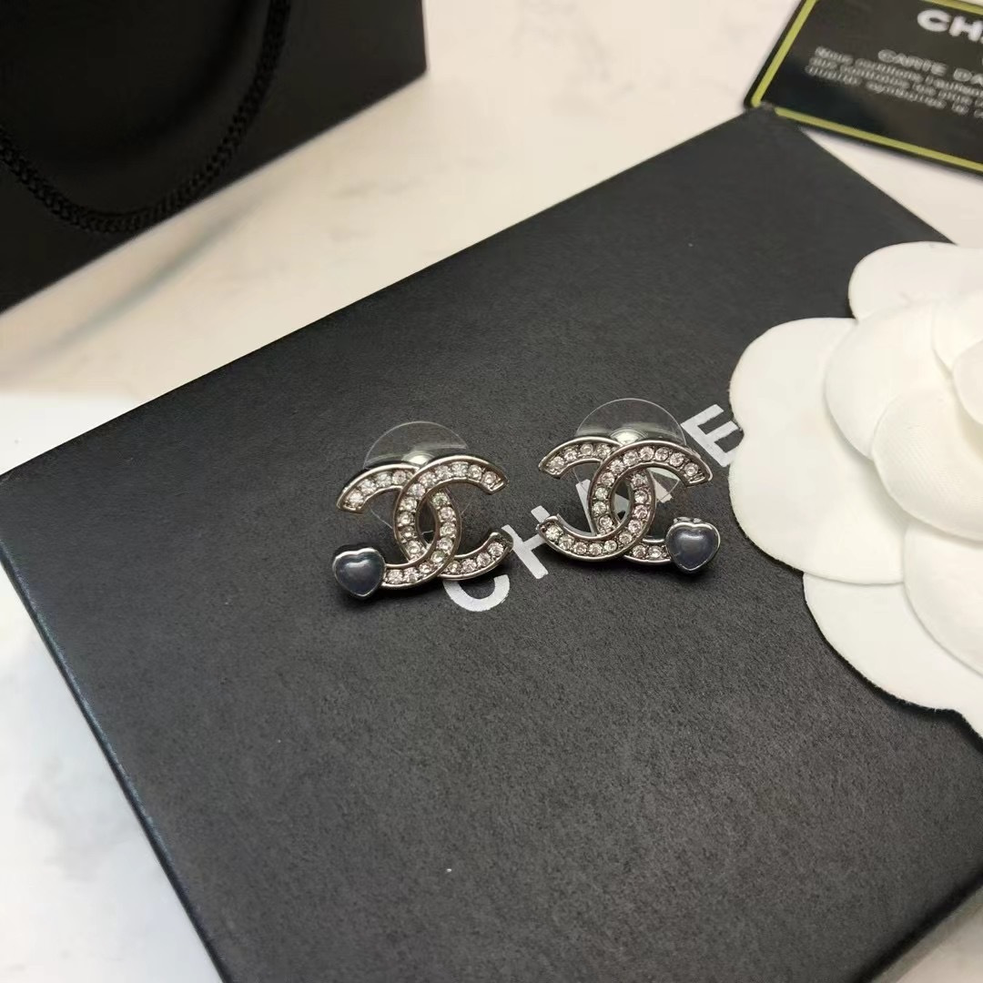 Chanel 有被这个耳钉闪到 香奈儿蓝色小爱心耳钉