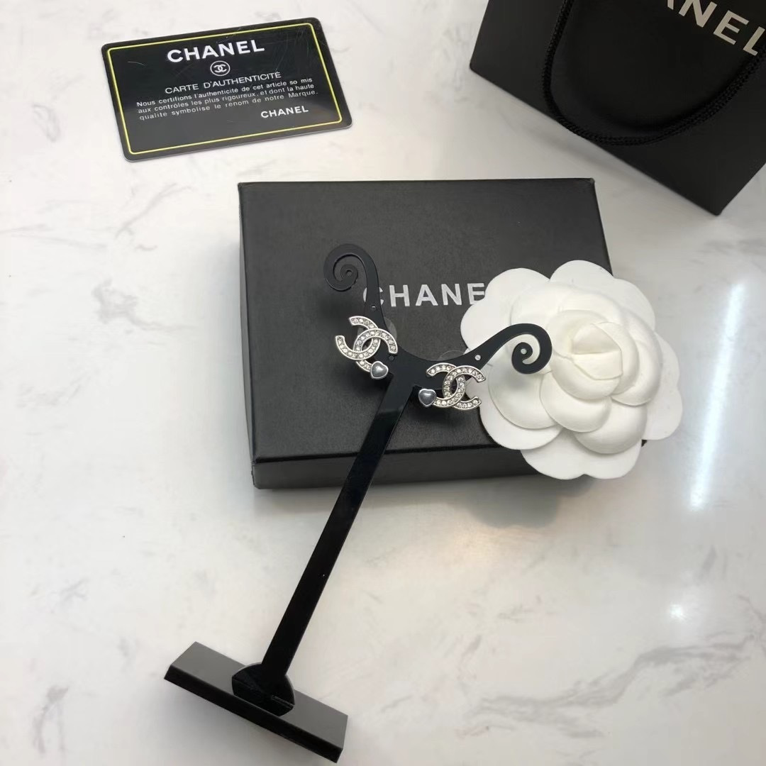 Chanel 有被这个耳钉闪到 香奈儿蓝色小爱心耳钉