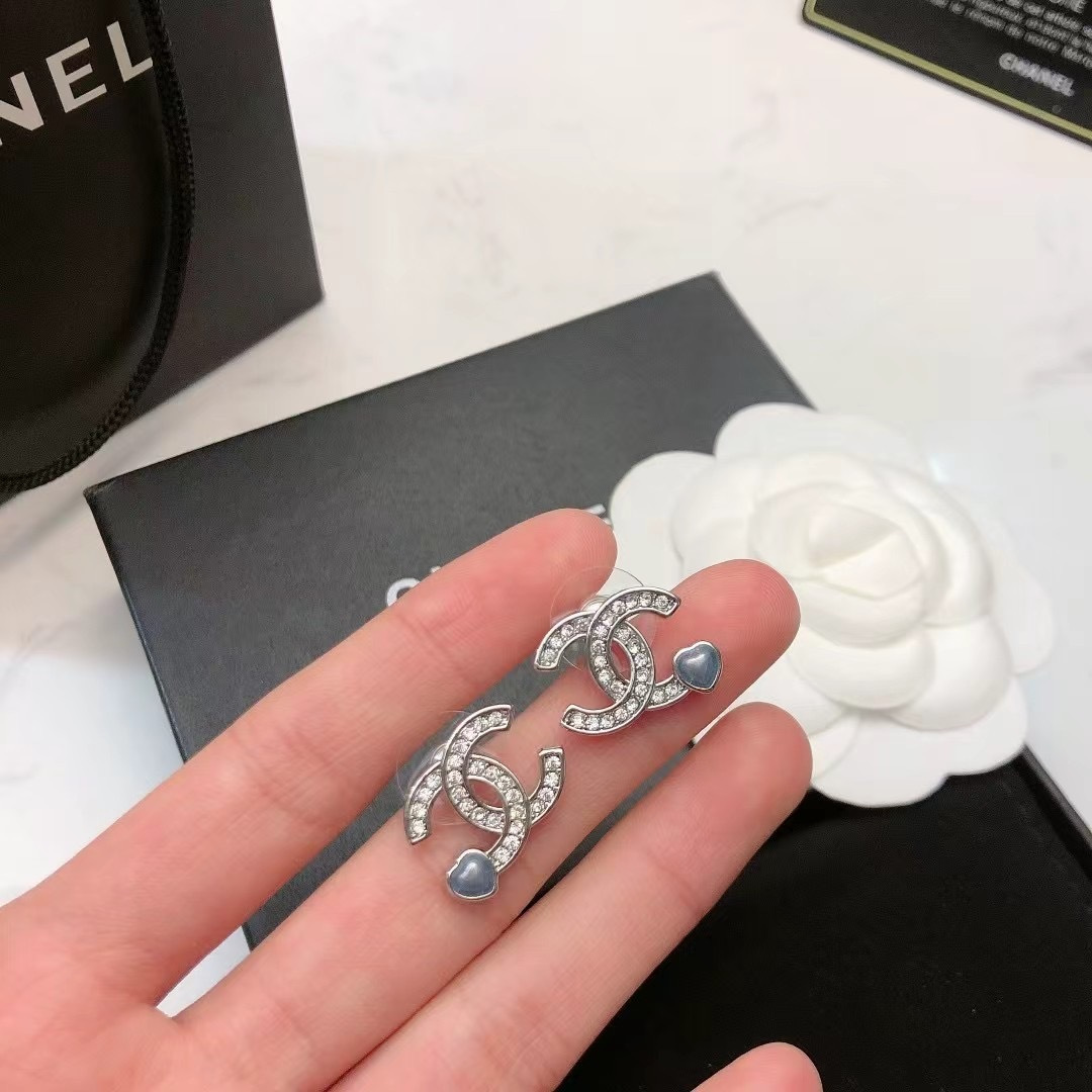 Chanel 有被这个耳钉闪到 香奈儿蓝色小爱心耳钉