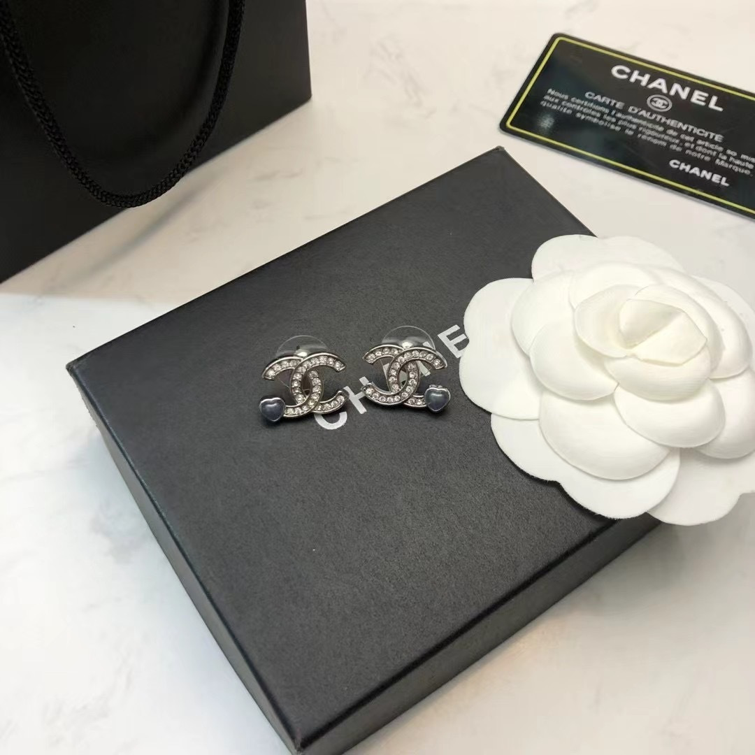Chanel 有被这个耳钉闪到 香奈儿蓝色小爱心耳钉