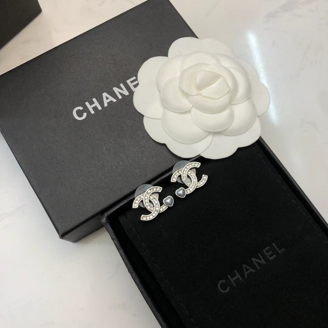 Chanel 有被这个耳钉闪到 香奈儿蓝色小爱心耳钉