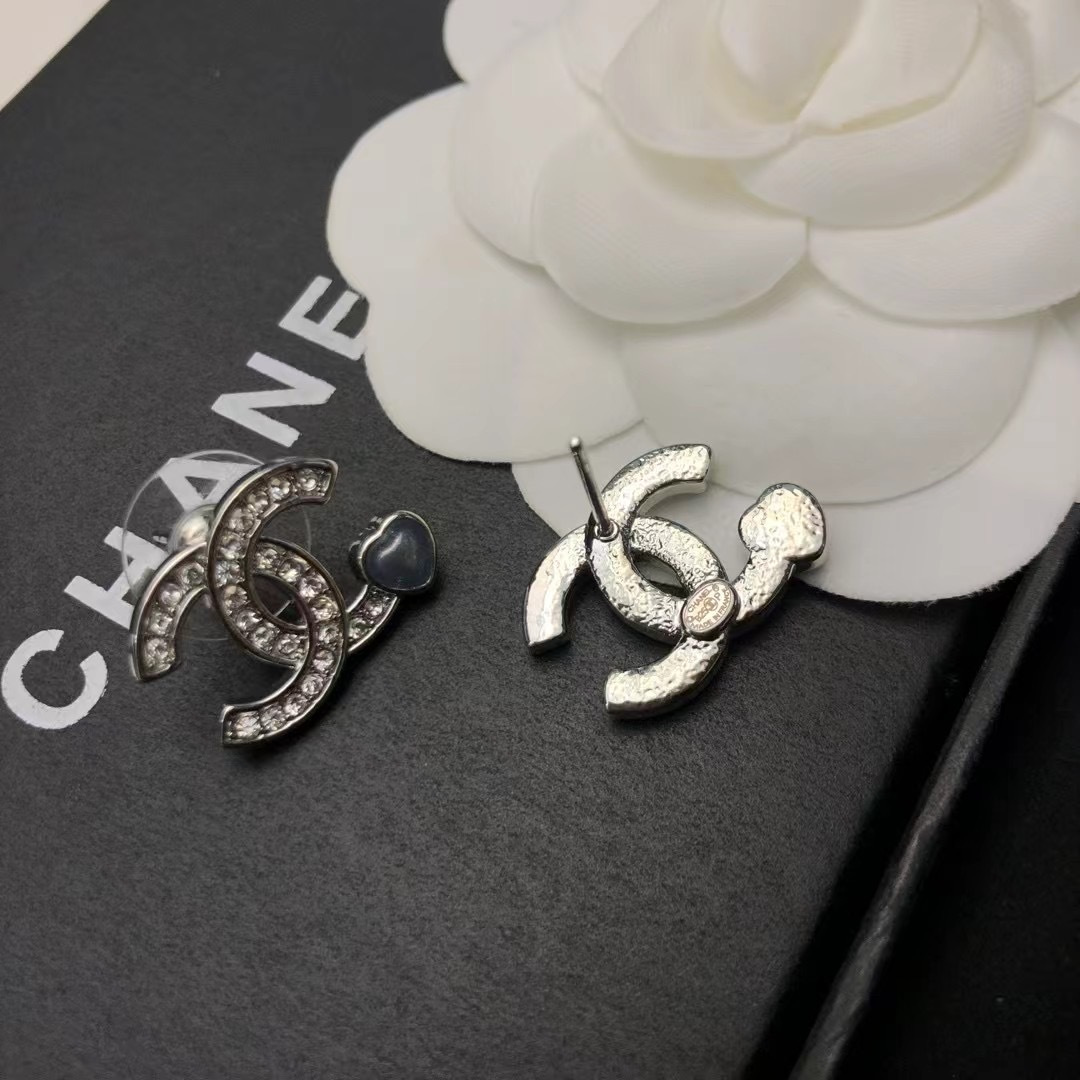 Chanel 有被这个耳钉闪到 香奈儿蓝色小爱心耳钉