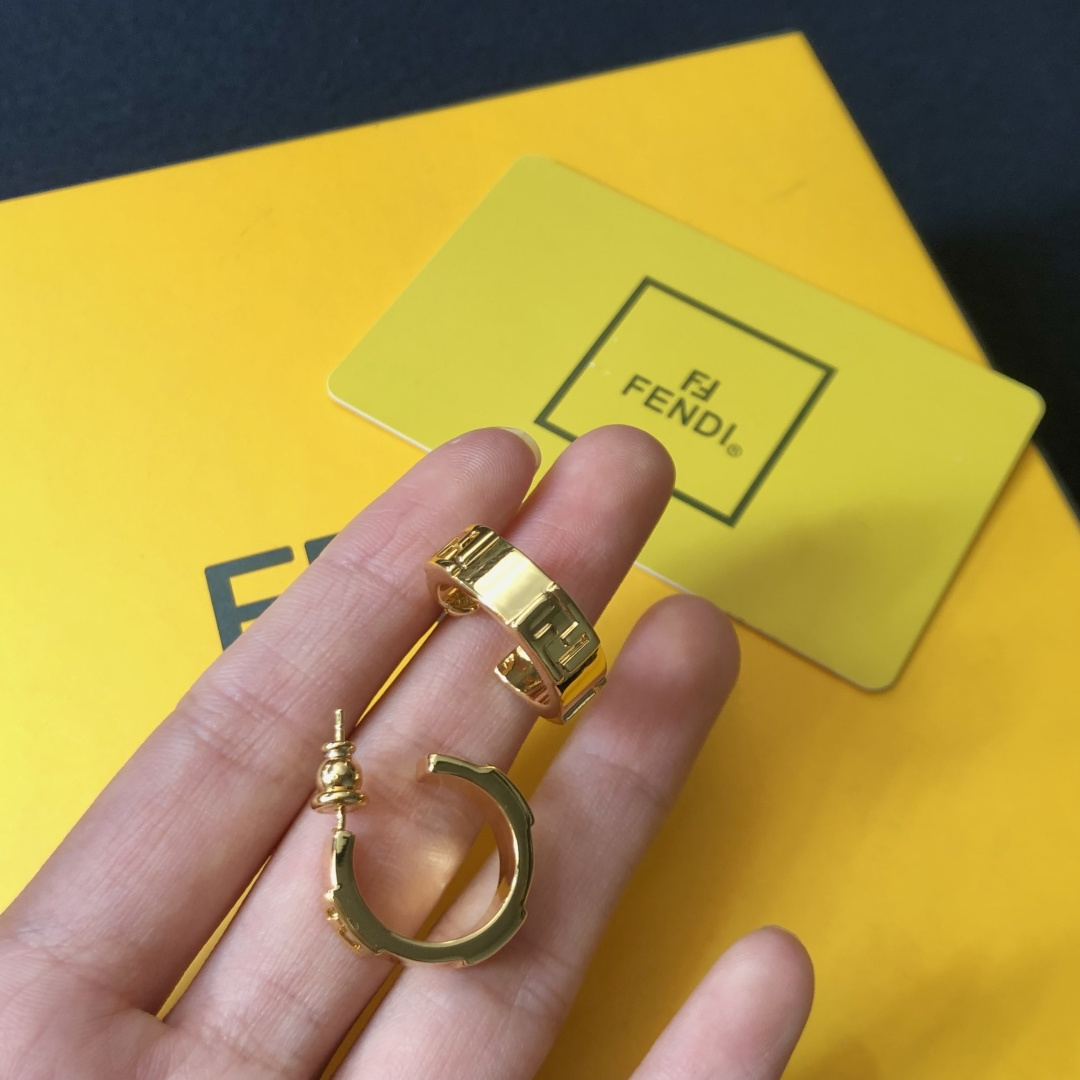 Nuevos pendientes FENDI con logo💎 Alta personalización, éxito de ventas, nuevo estilo, sencillos y elegantes, con una …