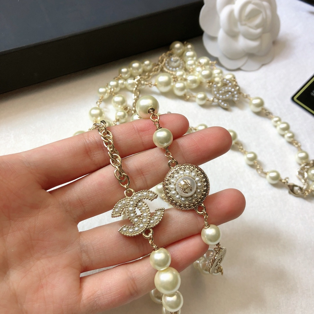 🌹新款秋冬毛衣链👼Chanel 毛衣链 超适合参加一些晚装小香 大小珍珠链 【原单狠货】进出专柜无压力，代购级别 ch@