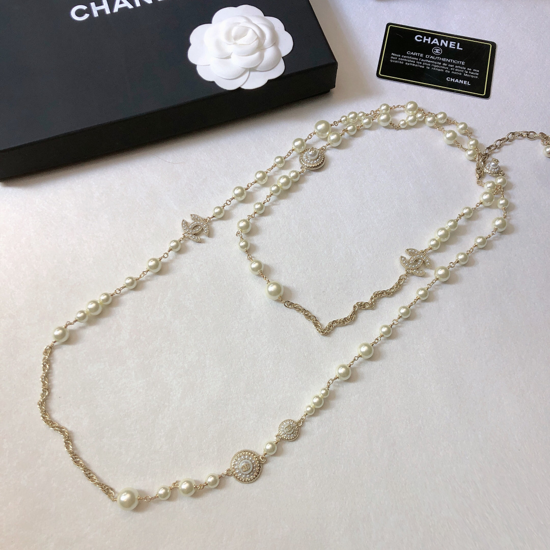🌹新款秋冬毛衣链👼Chanel 毛衣链 超适合参加一些晚装小香 大小珍珠链 【原单狠货】进出专柜无压力，代购级别 ch@