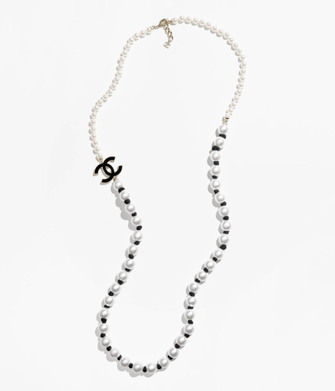 💰320 小香25C双c珍珠毛衣链，25C早春新款毛衣链 绝对的爆款，闭眼冲√必入的一条绝美珍珠项链!真不是有钱就能买到的，全部采用施华洛世奇珍珠，颗颗完美饱满色泽靓丽，超百搭的一款经典，绝对会成为最新的爆款经典珍珠项链超长的延长链随意调节!叠戴更绝绝子!超爱。