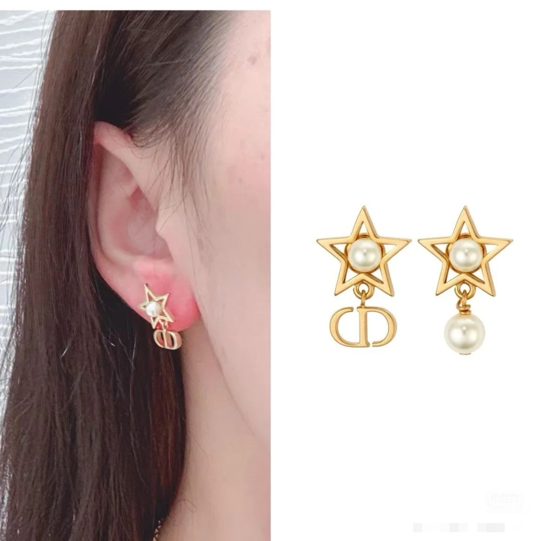 El agotado accesorio de la suerte de Dior vuelve a estar aquí. Los accesorios de Dior con CD + estrella de la suerte es…