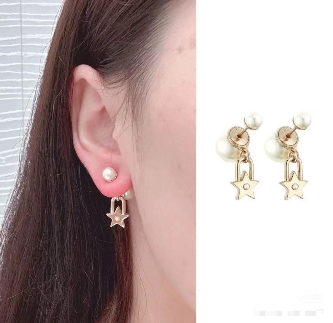 El agotado accesorio de la suerte de Dior vuelve a estar aquí. Los accesorios de Dior con CD + estrella de la suerte es…