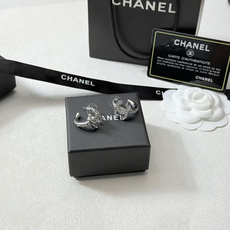 Chanel25s绝美隐藏款|银满钻小耳圈✨闪爆了✨银满钻 小尺寸设计 ❤️。轻松戴出高级感!不得不夸 Chanel25s绝美隐藏款|银满钻小耳圈✨闪爆了✨银满钻 小尺寸设计 ❤️。轻松戴出高级感!不得不夸