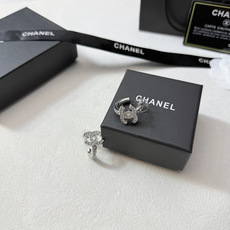 Chanel25s绝美隐藏款|银满钻小耳圈✨闪爆了✨银满钻 小尺寸设计 ❤️。轻松戴出高级感!不得不夸 Chanel25s绝美隐藏款|银满钻小耳圈✨闪爆了✨银满钻 小尺寸设计 ❤️。轻松戴出高级感!不得不夸