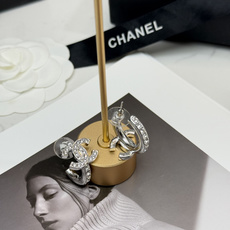 Chanel25s绝美隐藏款|银满钻小耳圈✨闪爆了✨银满钻 小尺寸设计 ❤️。轻松戴出高级感!不得不夸 Chanel25s绝美隐藏款|银满钻小耳圈✨闪爆了✨银满钻 小尺寸设计 ❤️。轻松戴出高级感!不得不夸