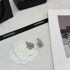 Chanel25s绝美隐藏款|银满钻小耳圈✨闪爆了✨银满钻 小尺寸设计 ❤️。轻松戴出高级感!不得不夸 Chanel25s绝美隐藏款|银满钻小耳圈✨闪爆了✨银满钻 小尺寸设计 ❤️。轻松戴出高级感!不得不夸