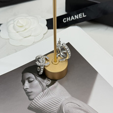 Chanel25s绝美隐藏款|银满钻小耳圈✨闪爆了✨银满钻 小尺寸设计 ❤️。轻松戴出高级感!不得不夸 Chanel25s绝美隐藏款|银满钻小耳圈✨闪爆了✨银满钻 小尺寸设计 ❤️。轻松戴出高级感!不得不夸