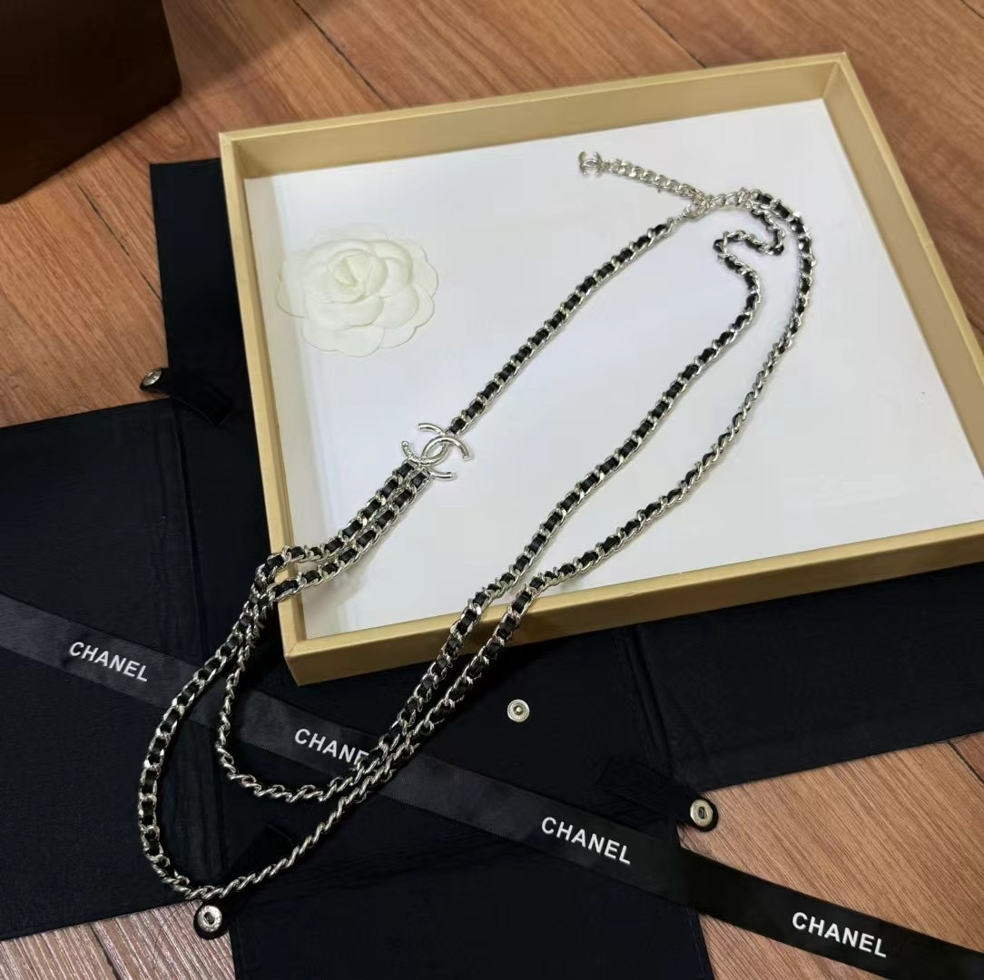 、👉小香 新品毛衣链 太好看了！2025P新款黑银双C搭配穿皮毛衣链，必备装饰美物 名媛气质、高雅配饰🌟