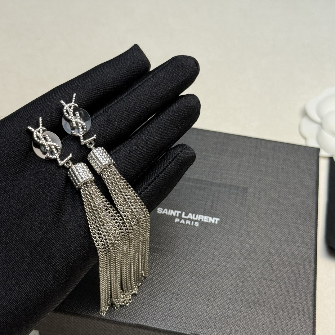 YSL 圣罗兰 流苏耳钉 原装黄铜材质 Yves Saint Laurent 创立于1961年 优雅抽象