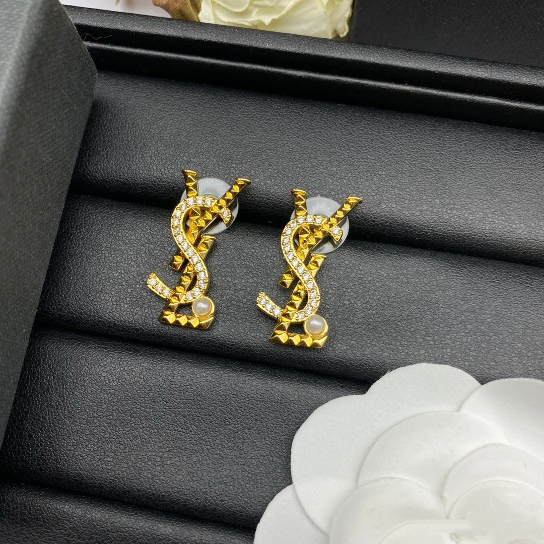 圣罗兰YSL 经典奢侈   耳钉 金色 时尚百搭 犹如酒会礼服一般，绚烂多姿。经典 最具个性魅力象征永远
