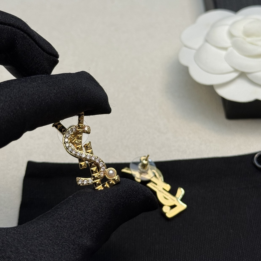 圣罗兰YSL 经典奢侈   耳钉 金色 时尚百搭 犹如酒会礼服一般，绚烂多姿。经典 最具个性魅力象征永远