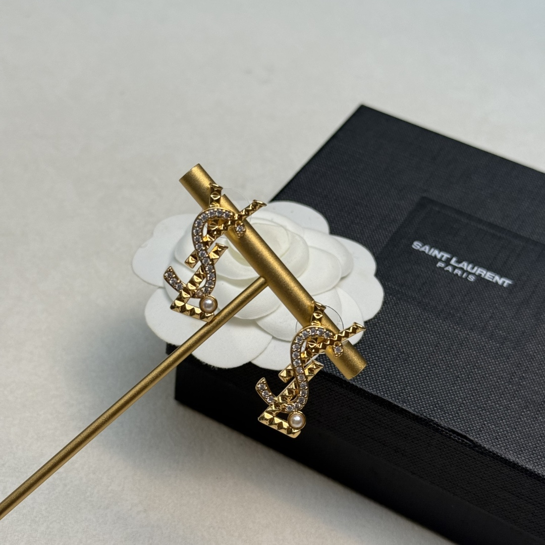 圣罗兰YSL 经典奢侈   耳钉 金色 时尚百搭 犹如酒会礼服一般，绚烂多姿。经典 最具个性魅力象征永远