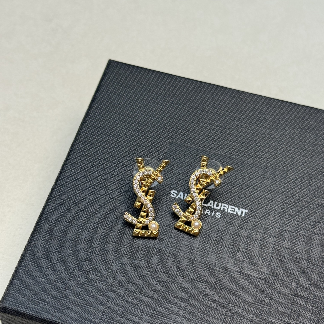 圣罗兰YSL 经典奢侈   耳钉 金色 时尚百搭 犹如酒会礼服一般，绚烂多姿。经典 最具个性魅力象征永远