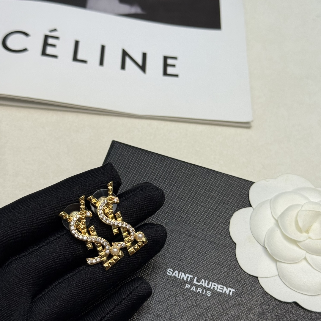 圣罗兰YSL 经典奢侈   耳钉 金色 时尚百搭 犹如酒会礼服一般，绚烂多姿。经典 最具个性魅力象征永远
