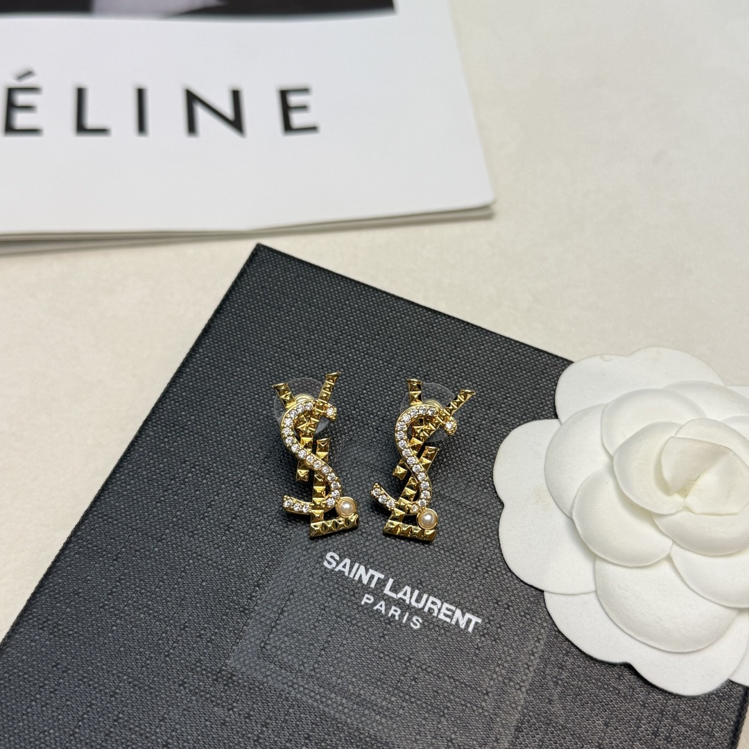 圣罗兰YSL 经典奢侈   耳钉 金色 时尚百搭 犹如酒会礼服一般，绚烂多姿。经典 最具个性魅力象征永远