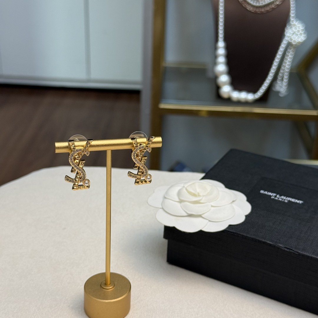 圣罗兰YSL 经典奢侈   耳钉 金色 时尚百搭 犹如酒会礼服一般，绚烂多姿。经典 最具个性魅力象征永远