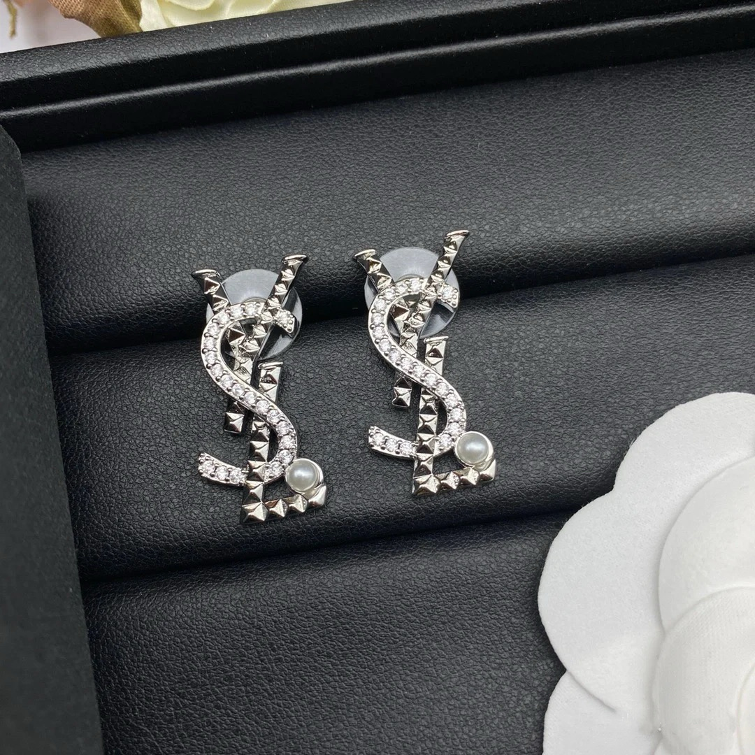 圣罗兰YSL 经典奢侈   耳钉  银色 时尚百搭 犹如酒会礼服一般，绚烂多姿。经典 最具个性魅力象征永
