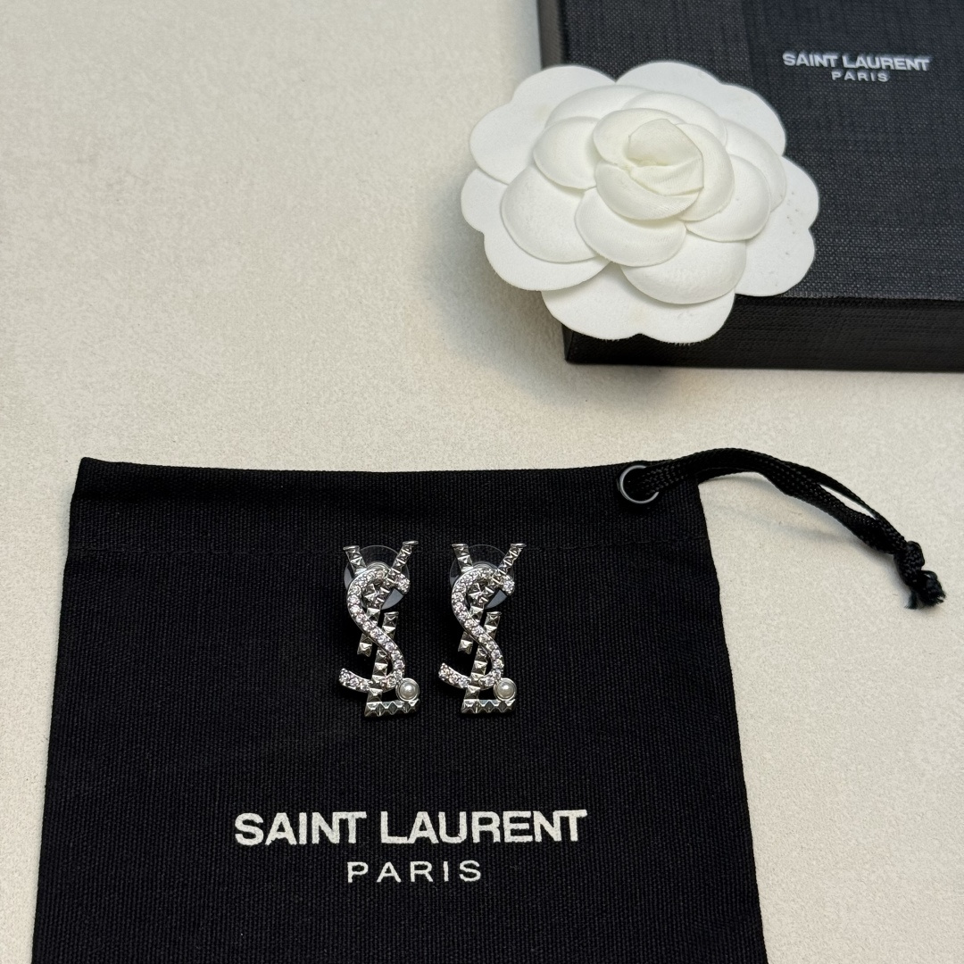 圣罗兰YSL 经典奢侈   耳钉  银色 时尚百搭 犹如酒会礼服一般，绚烂多姿。经典 最具个性魅力象征永