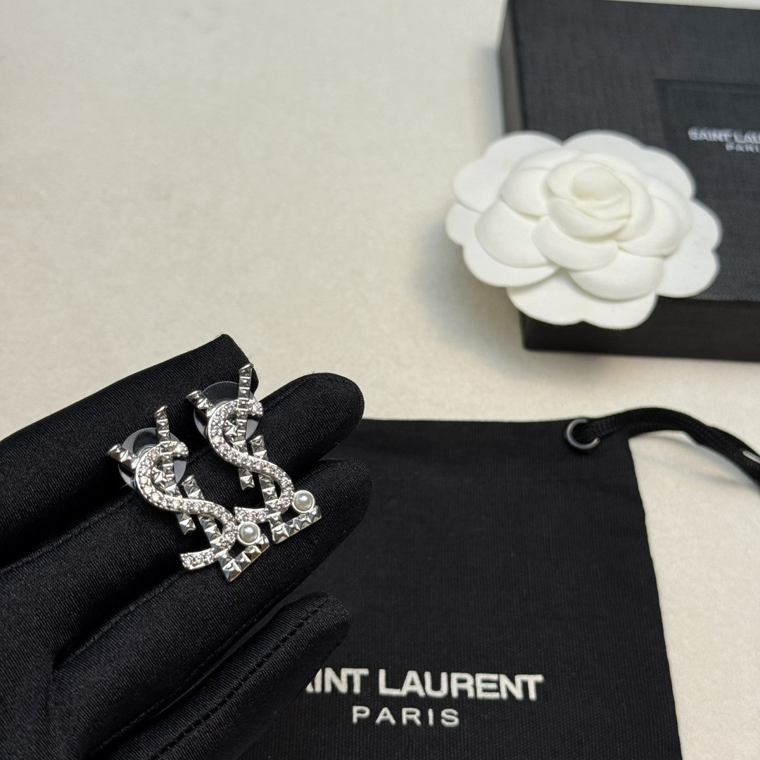 圣罗兰YSL 经典奢侈   耳钉  银色 时尚百搭 犹如酒会礼服一般，绚烂多姿。经典 最具个性魅力象征永