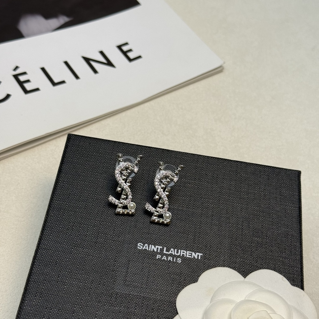 圣罗兰YSL 经典奢侈   耳钉  银色 时尚百搭 犹如酒会礼服一般，绚烂多姿。经典 最具个性魅力象征永
